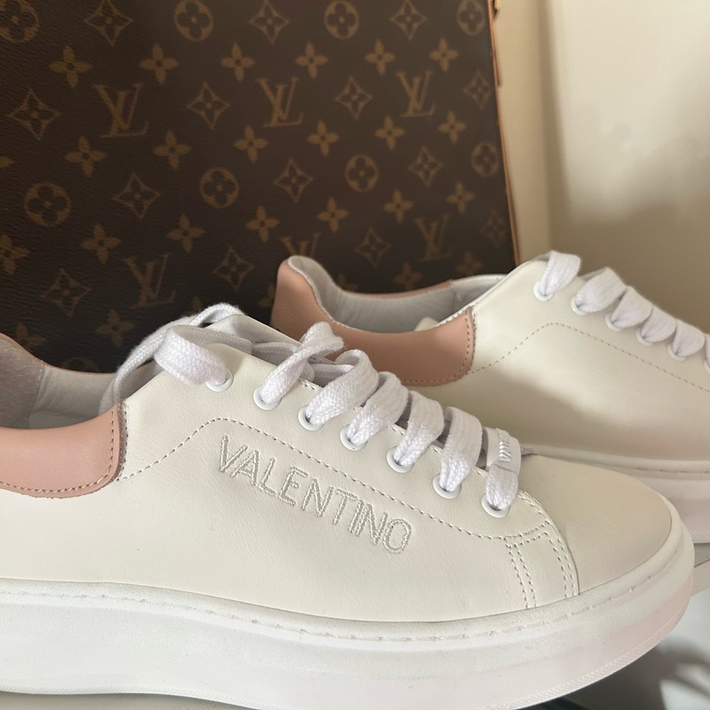 VALENTINO By Mario Valentino
Size 9 Sneakers